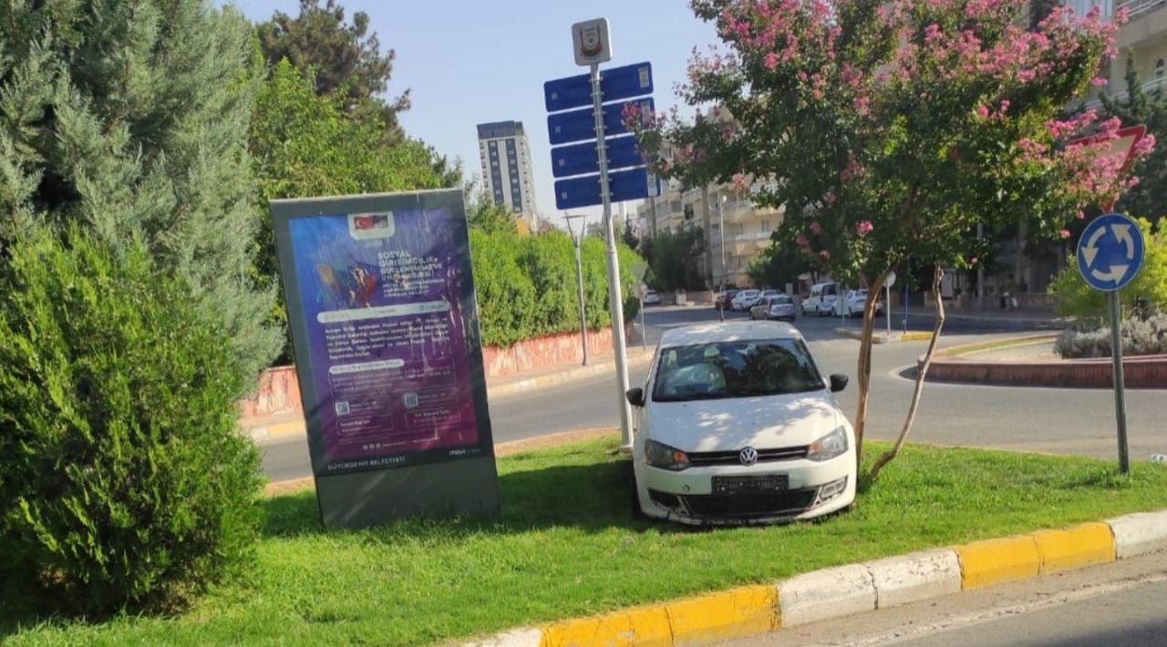 Haliliye’de kaza! Trafik levhasını devirip orta refüje çıkarak durabildi