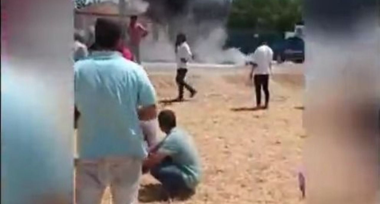 Akçakale’de çiftçiler yol kapatıp lastik yaktı