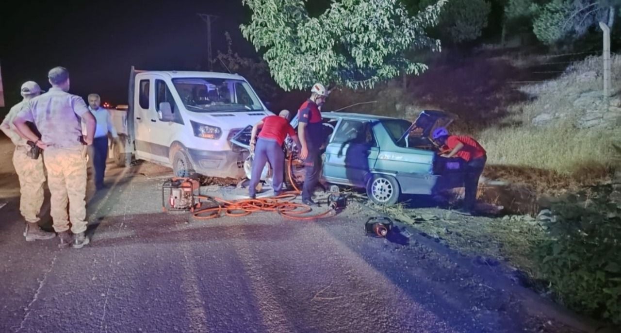 Urfa’da sıkışmalı trafik kazası! 2 yaralı