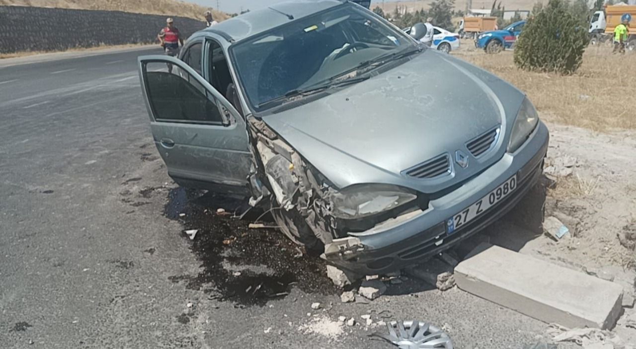 Karaköprü’de otomobil kamyonete arkadan çarptı! 2 yaralı