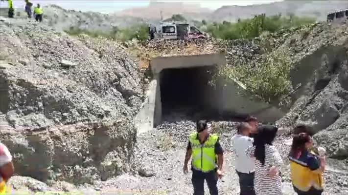 Dere yatağına devrilen otomobildeki 4 kişi öldü