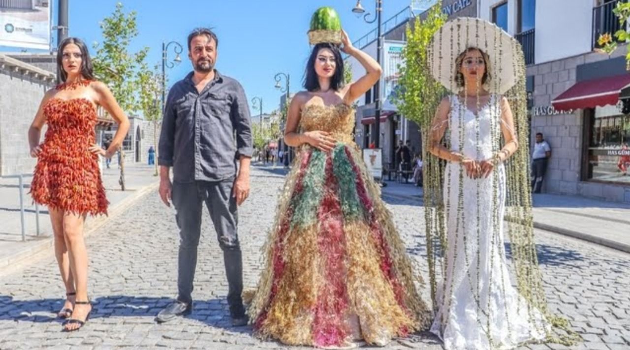Şanlıurfa biberi ve buğday başağından yapılan gelinliklerle sokakta defile