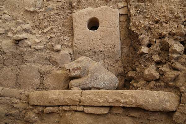 Şanlıurfa Karahantepe'de bulunan insan heykeli AA ekibince görüntülendi