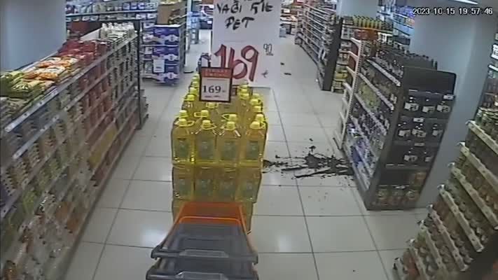 3.9 büyüklüğündeki deprem anı güvenlik kamerasına yansıdı (VİDEO)