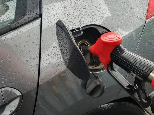 Motorin fiyatları bir ileri bir geri! Petrol 80 doların altına indi: Akaryakıta 1,50 TL indirim gözüktü