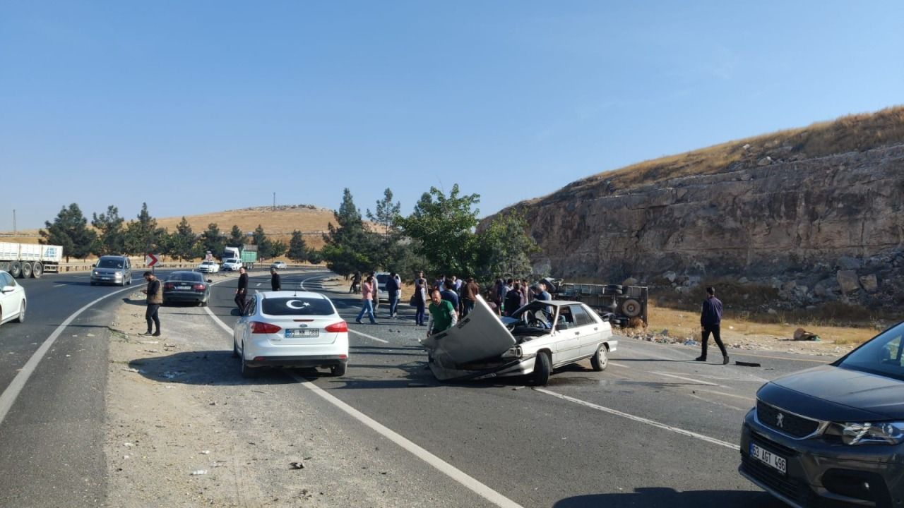 Şanlıurfa'da kamyonla araba çarpıştı! 2 yaralı