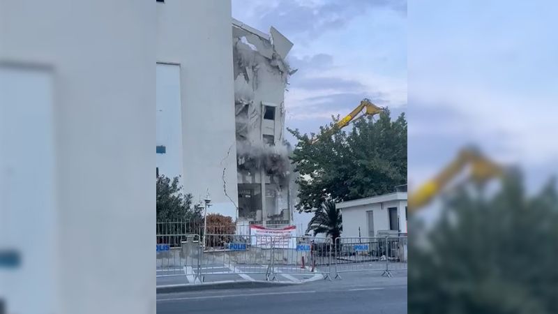 Depremde ağır hasar almıştı! Urfa’daki yarım asırlık binanın yıkım işlemleri sürüyor