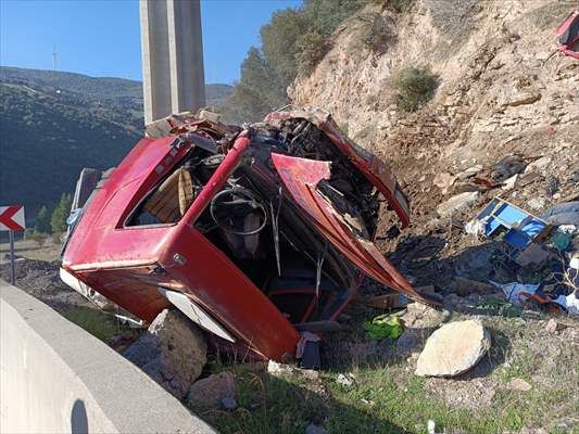 Devrilen mazot yüklü tankerin sürücüsü öldü