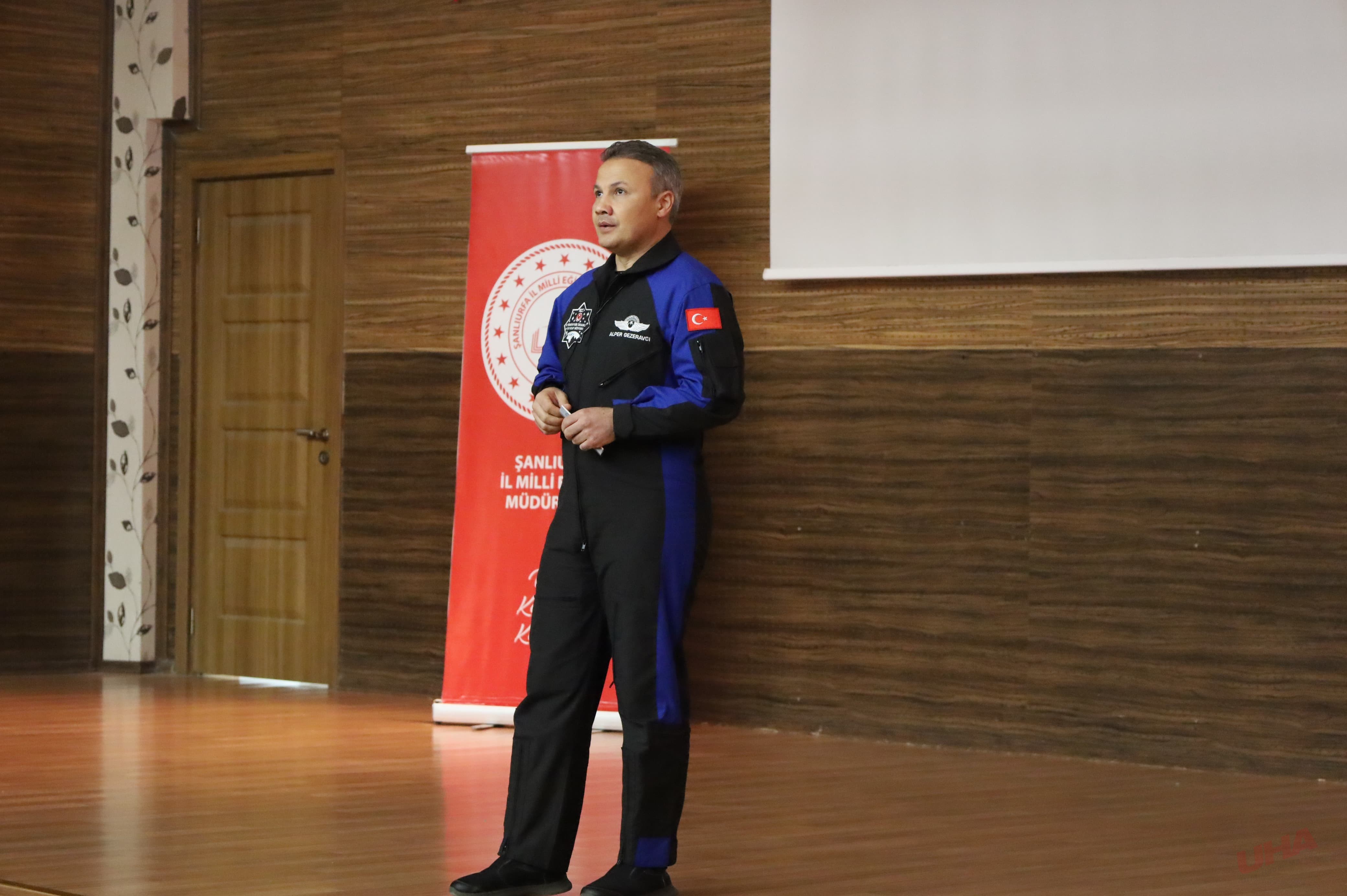 Türkiye'nin ilk astronotu Gezeravcı, Şanlıurfa'da öğrencilerle buluştu: