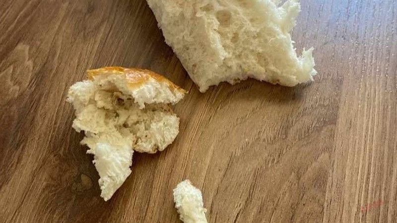 Mide bulandıran görüntü! Şanlıurfa’da ekmeğin içinden çıkanı görünce şoke olacaksınız