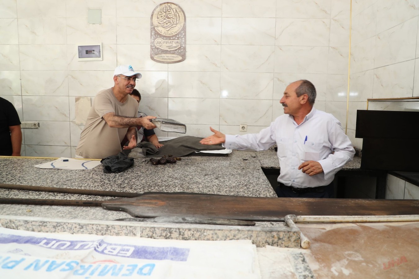 BAŞKAN KUŞ MAHALLELİNİN BORCUNU ÖDEDİ