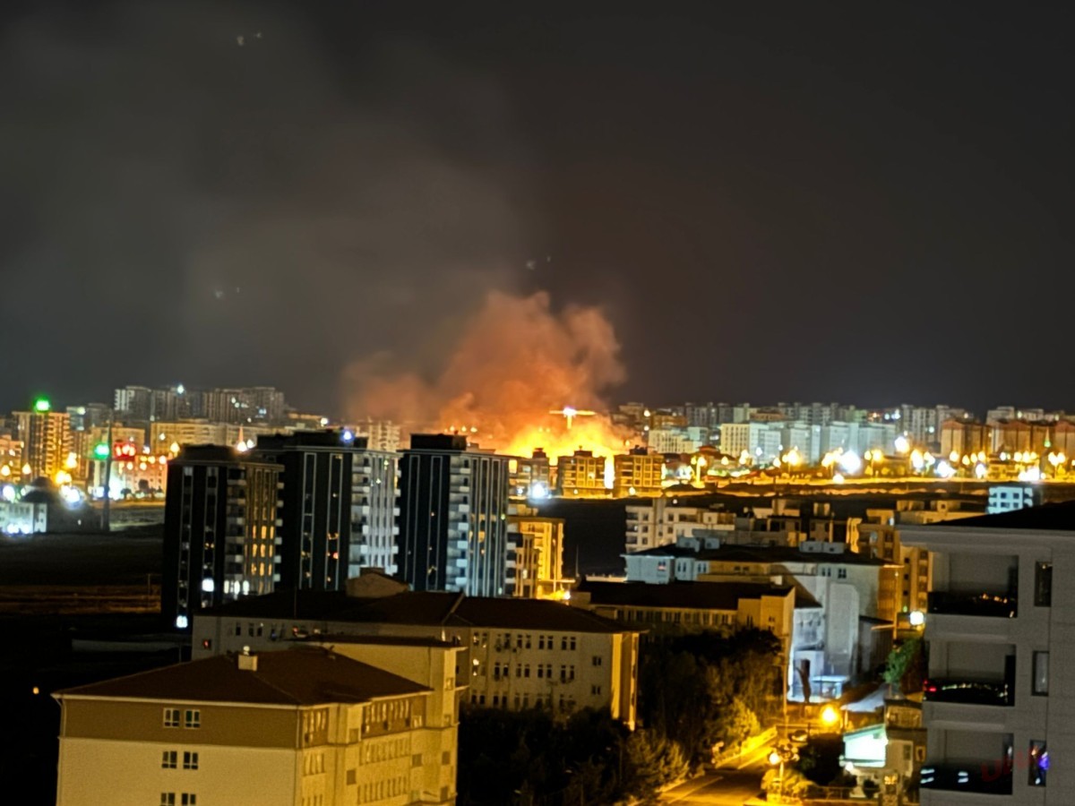 KARAKÖPRÜ’DE BİNALARA SIÇRAMADAN SÖNDÜRÜLDÜ