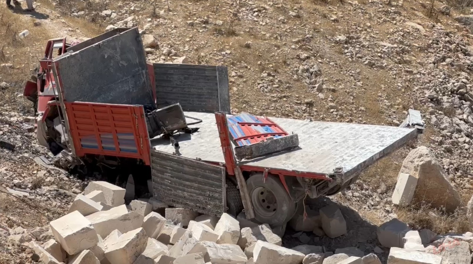 ŞANLIURFA’DA FRENİ BOŞALAN KAMYON ŞARAMPOLE YUVARLANDI
