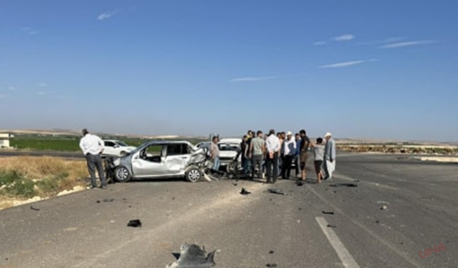 ŞANLIURFA'DA KAMYON İLE OTOMOBİL ÇARPIŞTI, 3 YARALI
