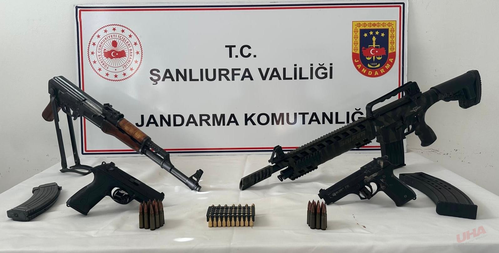 Şanlıurfa'da Jandarma Operasyonu:   Ruhsatsız Silah ve Mühimmat Ele Geçirildi