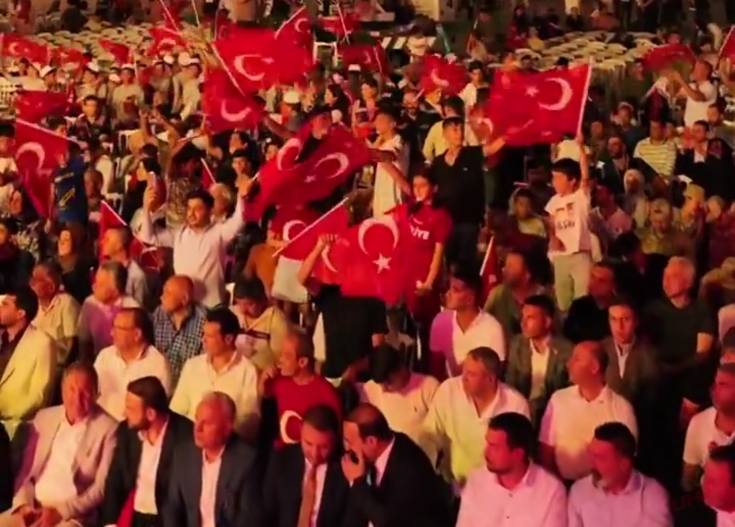 Şanlıurfa'da 15 Temmuz: Rabia Meydanı'nda Binler Demokrasi İçin Toplandı