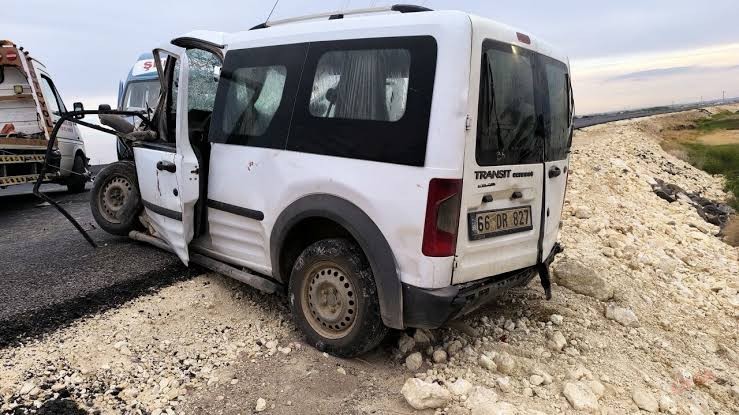 Şanlıurfa'da minibüs ile hafif ticari aracın çarpışması sonucu 1 kişi öldü, 8 kişi yaralandı