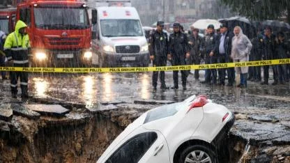 Şanlıurfa’da Sağanak Yolu Çökertti: Otomobil Çukura Düştü