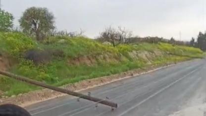 Şanlıurfa’da Yağışın Etkisiyle Elektrik Direği Yola Devrildi