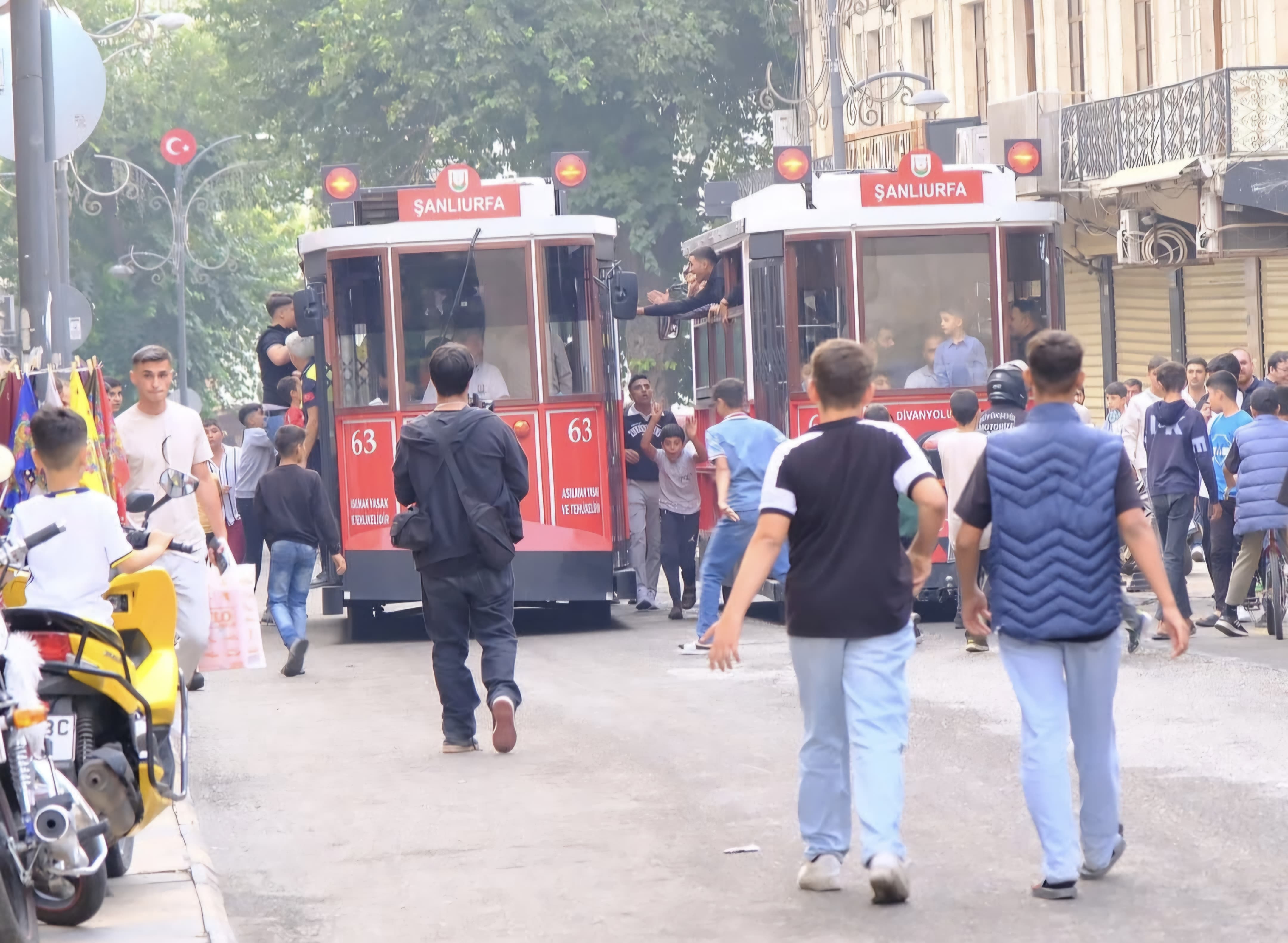 Divanyolu Caddesi Artık Yayaların: Urfa’nın Kalbi Trafiğe Kapandı