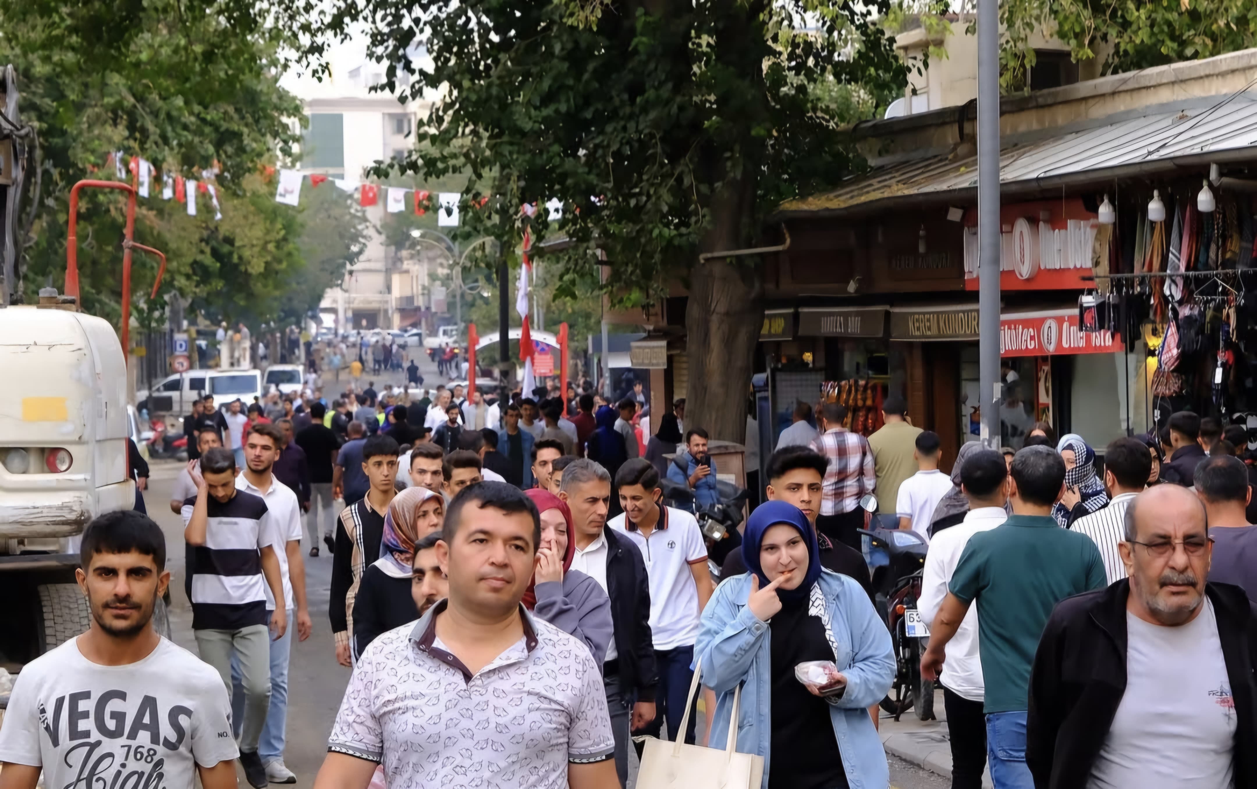 Divanyolu Caddesi Artık Yayaların: Urfa’nın Kalbi Trafiğe Kapandı